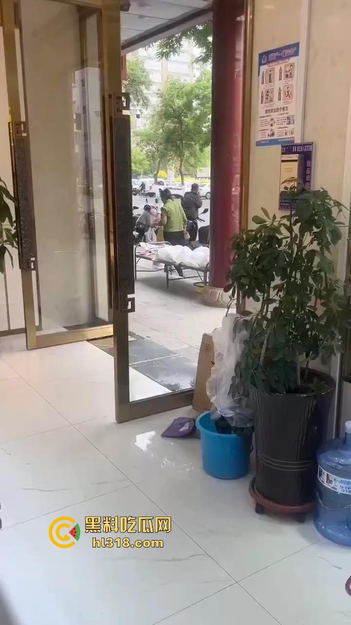 大屌老头街头撸管震惊路人，手握粗长肉棒猛甩，虽然尺寸惊人但我还是确信瓜友们的都比他的大很多！