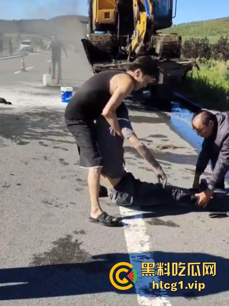 救火轮胎爆炸 内蒙古兴安盟科尔沁右翼前旗三岔镇把挖机师傅给炸懵逼了！