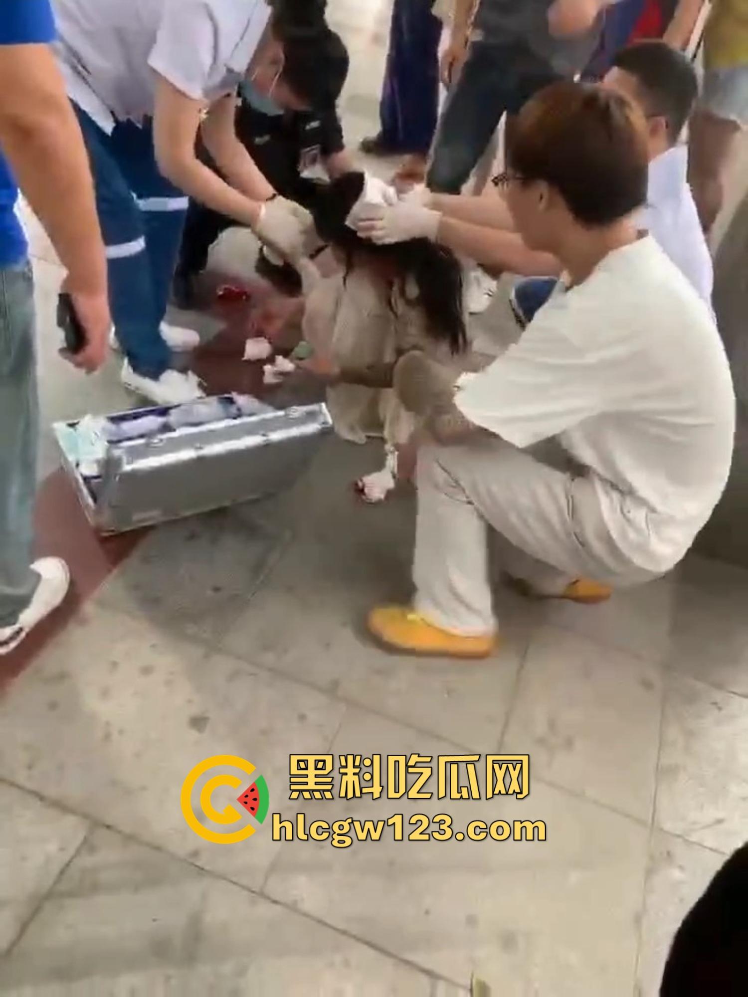 重庆精神小妹街头上演手起刀落，直接拿美工刀往脖子招呼，疯得不是一般狠！