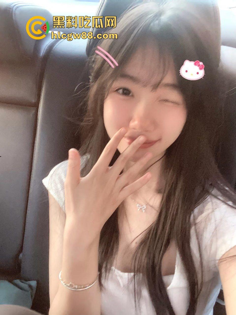 深圳职高白嫩瘦体苗条学生妹【林倩】展示会呼吸的极品粉嫩白虎逼，开房做爱插都插不进去！