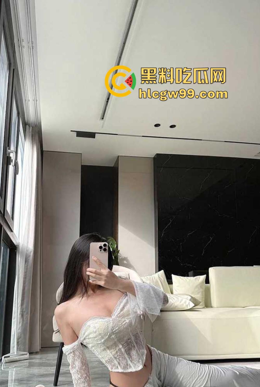 公司高冷御姐勾引同事酒店大战，情趣套装跪舔鸡吧骚到炸裂，反差成精，可惜碰上个软屌男同事玩不明白！