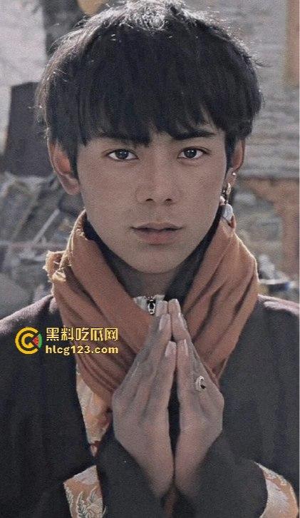 理塘王丁真降临，low逼才抽纸烟，男人该抽电子烟！90周年《What makes me smoke》致纸烟党，草泥马丁真！