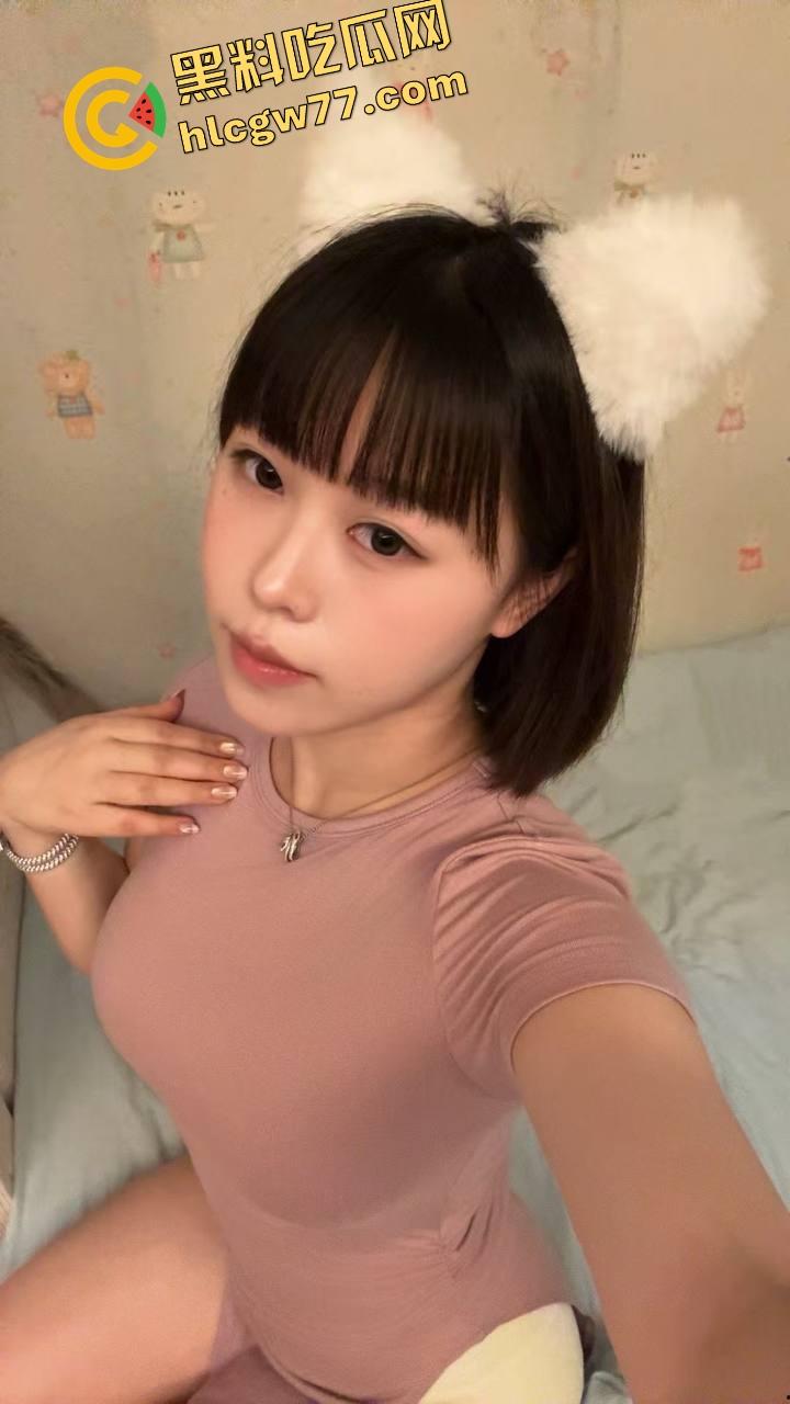 电影院当炮房？小情侣亲热全程被高清监控直播，年纪轻轻就直播开档，社会这课学得真扎实！