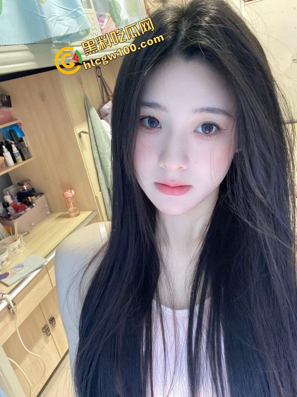 苏州经贸职业反差女大骚鸡【刘静语】本色出演发骚用牙刷自慰，露奶露逼淫荡至极！独家曝光流出！