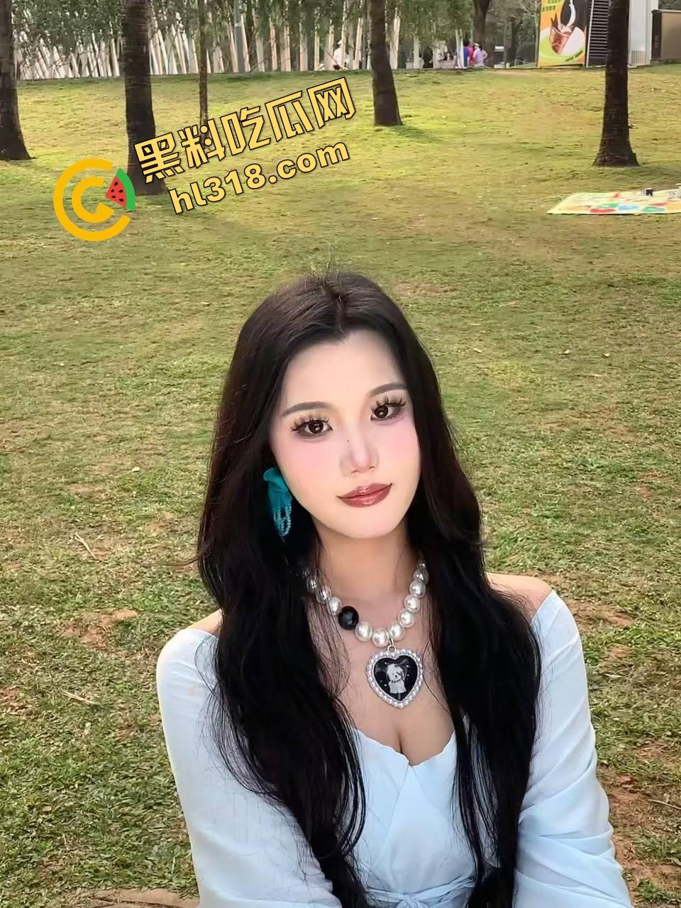 女友出差我带她闺蜜回家，小骚逼喝多还玩手机不让操，直接撕开内裤无套硬上，一插进去立马变乖了！