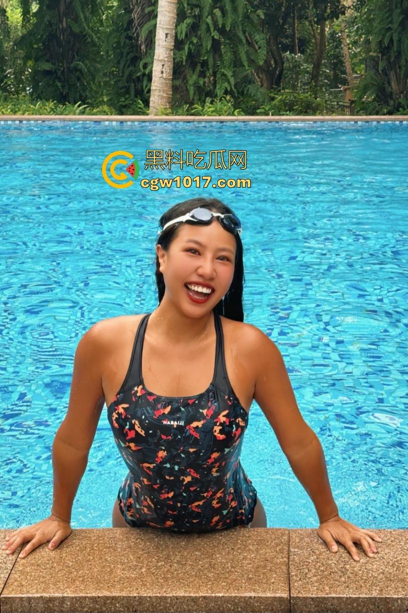 江边惊现白臀美女裸泳！脱衣屁股白到发光一堆人围观，老哥手机放大狂拍奶头隐约可见，我想知道这什么牌子的手机！