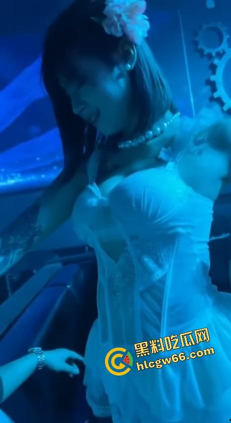 越南胡志明夜生活太踏马炸裂了，泳池开群P裸体派对，美女骚得把逼塞你嘴里，根本不讲武德！