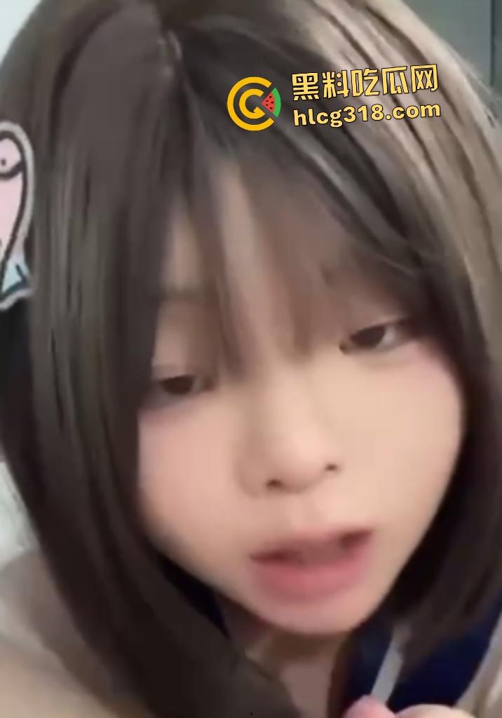 粉嫩坦克萝莉【李维维】化身吃鸡母猪，口活一般但后入臀浪汹涌，屁眼还会伸缩钻石塞!