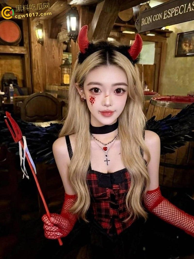 上海二次元美少女【谢思依】，被金主高价包养调教，毒龙舔脚趾到口爆内射，顶级肉便器母狗属性完美暴露 ！