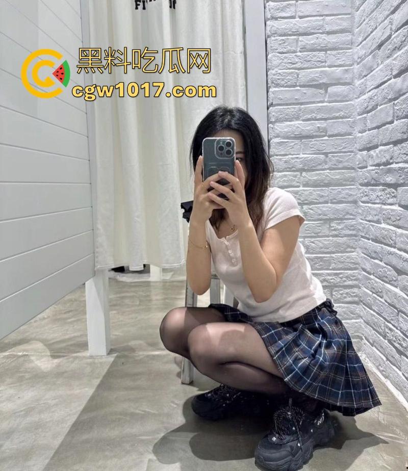 软件约炮拜金女S，网上到处聊骚寻找男奴，线下约出到酒店各种玩弄后反被爆操，足交，舔脚，踩阳具等玩法一应俱全！