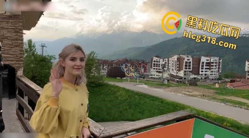 俄罗斯高颜值嫩模【Eva Elfie】，缆车上寂寞发骚，小手捧着肉棒用舌头深情的舔着，谁不想要个这样的女友 ！