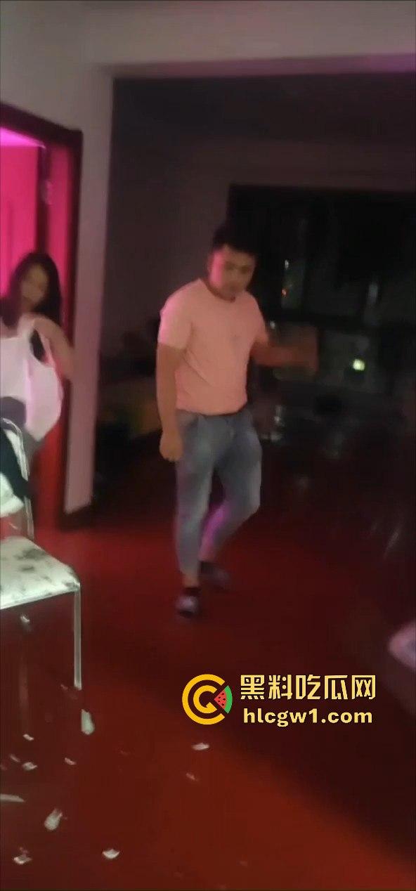 山西捉奸场面刺激！给奸夫脑门上来一菜刀，插得稳稳的，医院都不敢拔！