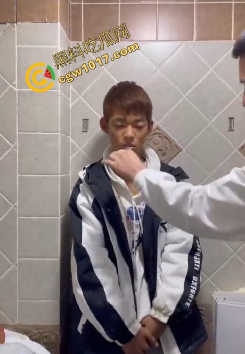 血腥慎点！社会混混残忍虐打小伙，马桶刷戳脸，铁管刺手，手背戳破血肉模糊，骨头暴露，惨不忍睹，令人心寒！