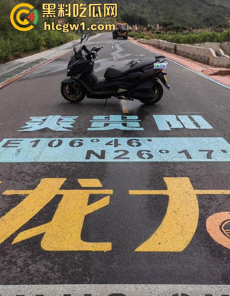 贵阳市骑龙村炸街摩托被村民用大粪封路！网红公路摩托压弯烧胎秀太吵，村民怒出奇招制止！