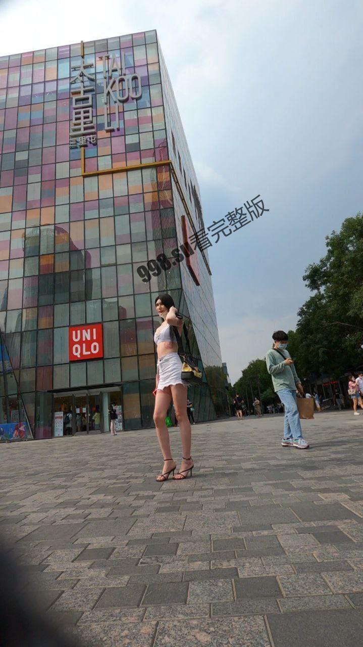 【抄底偷拍】三里屯太古里模特网红街拍圣地花臂女模特九头身高小骚丁极限诱惑