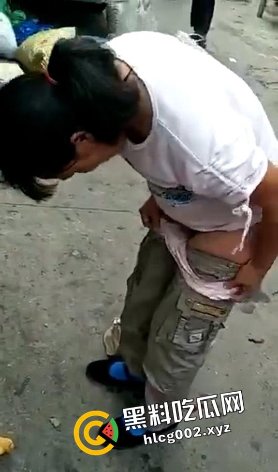 妇女当街站着生小孩 直接就拉出来了 现场视频流出 血腥慎入