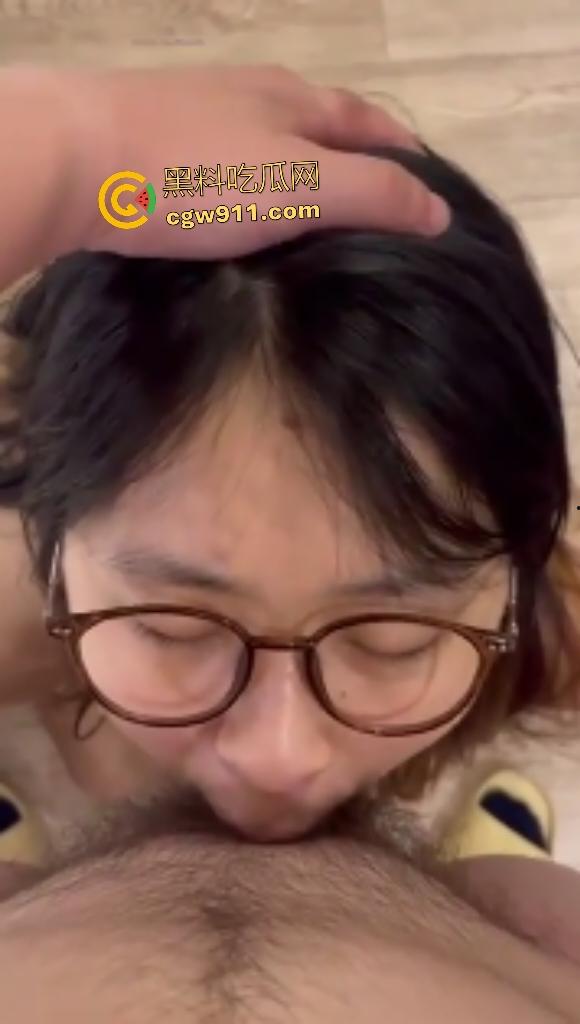 眼镜学生妹反差婊蜜桃臀诱惑，黑丝裹臀在男友面前浪态尽显，肥臀被后入猛撞，极品骚货出水量大！