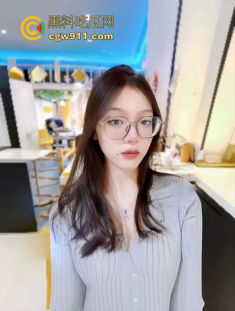 成都第一人民医院反差眼镜妹成功拿下，欲望强烈多次约炮，护士服下藏着母狗的灵魂，极致反差淫荡，淫叫不断！