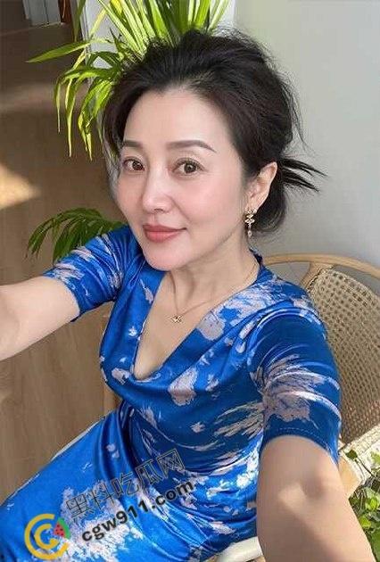 海角乱伦:母亲节用肉棒孝敬淫母,儿子精液狂喷脸上，大屌爆操淫荡骚穴，床下为母，床上为妻