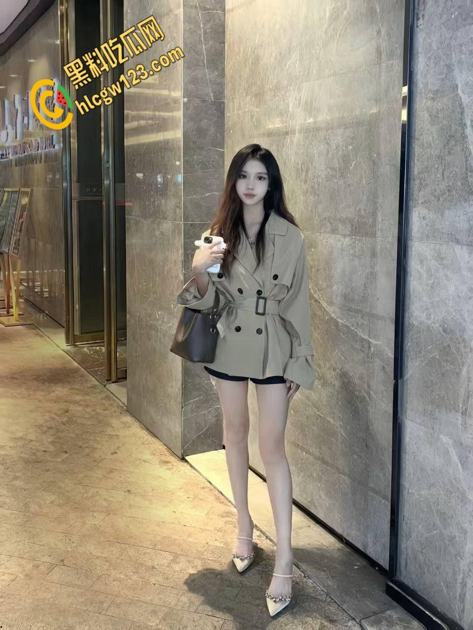 高颜值尤物【刘莎莎】，黑丝空姐开档诱惑，野战厕所猛插生怕别人不知道 !