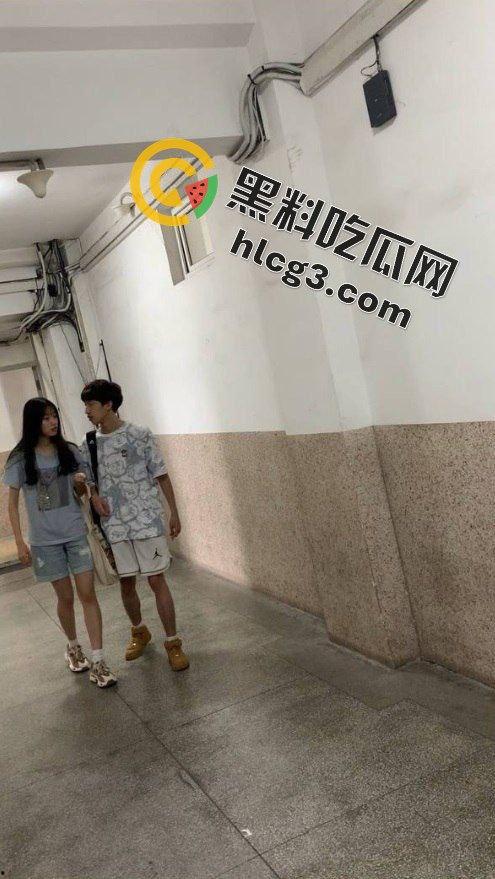 连云港三中爆出震撼大瓜！两高中生厕所偷吃被偷拍，野战现场激战正酣！