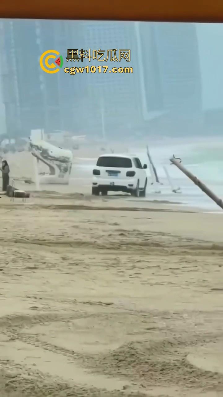 傻B年年有，今年特别多！都2025年了还有人不信邪啊！广东双月湾猛男驾驶越野车在沙滩上奔驰，没想到回不去了！