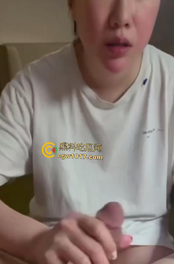 同学聚餐后女同学醉酒想吃肠，男同学直接开房给她吃鸡巴，软鸡巴被嗦到硬如石头，她还舔唇喊下次再吃！