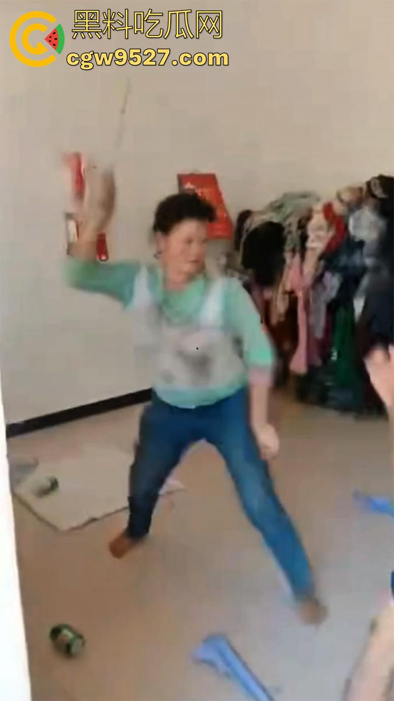 广西00后夫妻吵架，疯狂殴打完全不顾孩子哭喊，小婴儿在地上无助的趴，真是让人看着心疼啊！