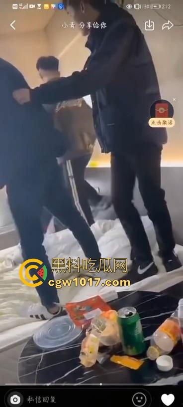 不是现在的东北精神小伙狠人这么多的吗！上门寻仇直接掏出大刀狂捅，地下躺着一个手里还捅着一个，这是要血洗啊！