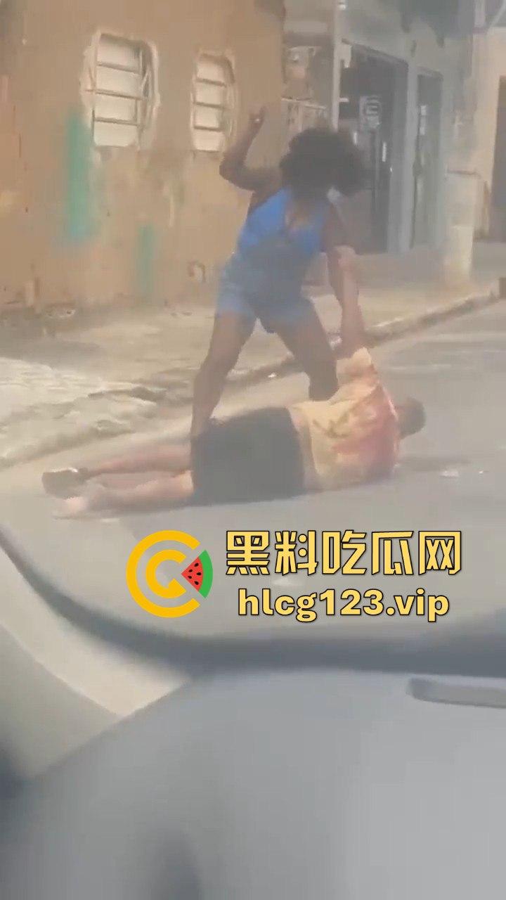 巴西刀妹街头大开杀戒！持刀乱砍，残忍程度堪比暴力片，血流成河！