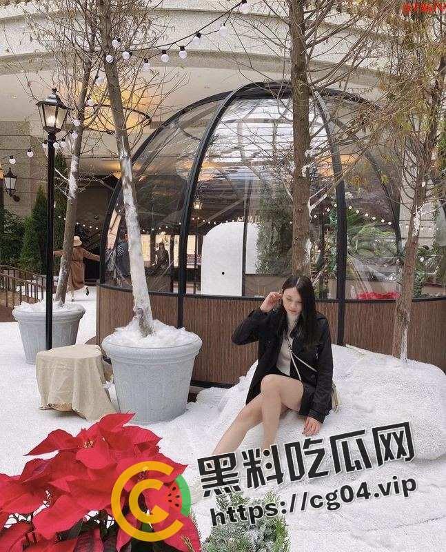 反差少妇！长相气质的同学私下里非常淫荡，手机里面泄漏包含给炮友口交，内射，被偷拍换衣服，还有在度假村厕所公然给炮友口交，绝对反差