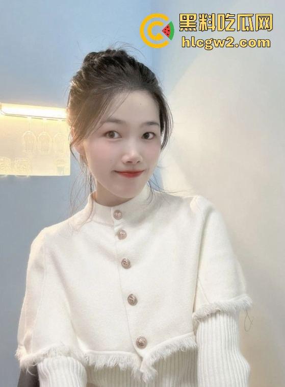 天津『尤倩雯』户外大尺度露出 被金主爸爸调教成骚浪贱货，后入爆干呻吟不断，露出游戏玩到极致！