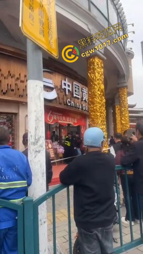 史上最强劫匪：上海金店惨遭口罩男子持锤密集猛砸，围观群众惊呼声交织，持锤狂徒现场被擒！