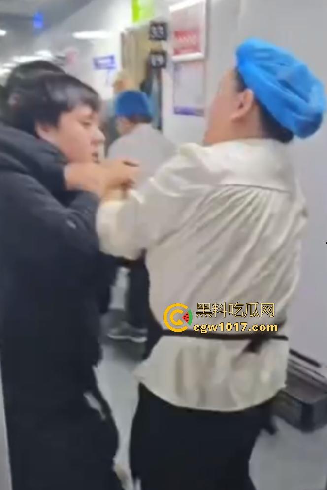 商家出餐3小时外卖小哥迟到餐被抢光，送餐小哥兽性大发殴打女店员，商家怒吼“你早干嘛去了”！