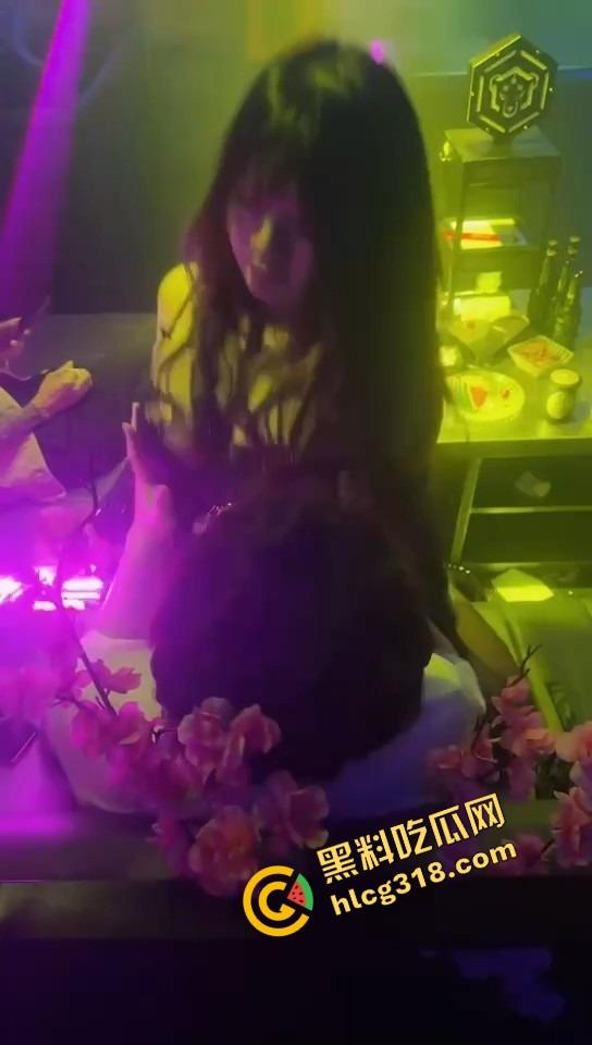 裸场果然不骗我妹子奶子像脱缰，抖到全场想冲上去干！朋友说得对，这地儿真TM猛！