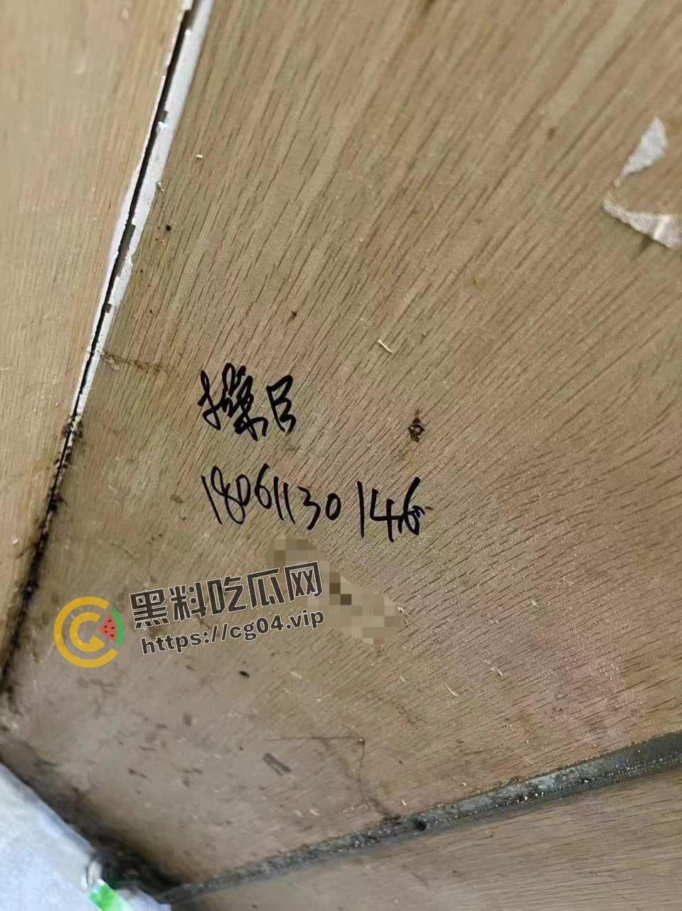 离谱！42岁阿姨厕所打广告求操b  小伙假冒62岁老头问价  最后临阵脱逃