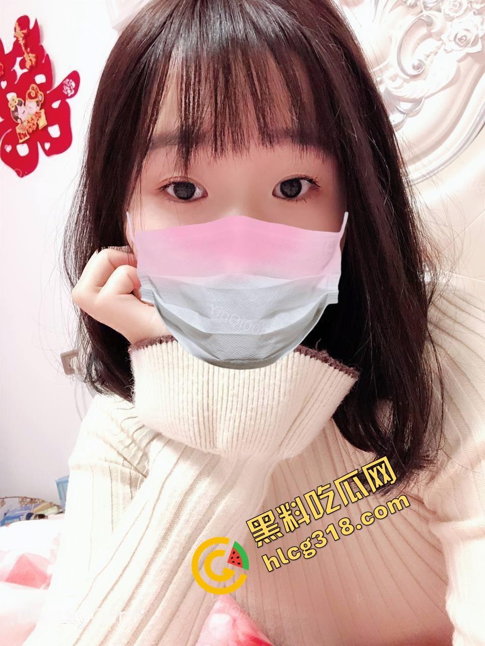 HM试衣间小短裙方骚妹刚脱衣服就被拉进来打屁股，边试衣边做爱，羞得她脸都红到脖子根！