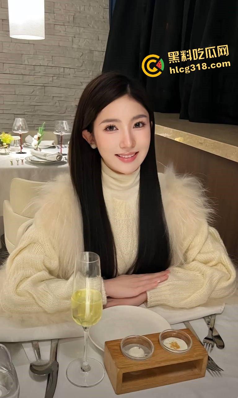 符文婊母狗3P嫌弃还不够！逼被大鸡巴猛操，奶子被吸得红肿！屁股和果冻一样软！