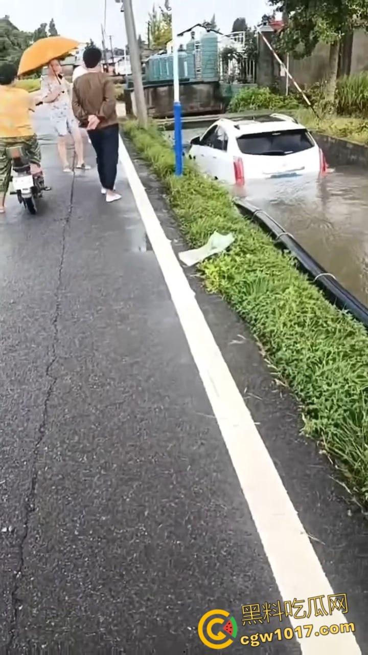 四川德阳花景村乡道，两辆小轿车双双栽进沟里，真是有卧龙的地方就有凤雏，这事情够笑一阵子了！