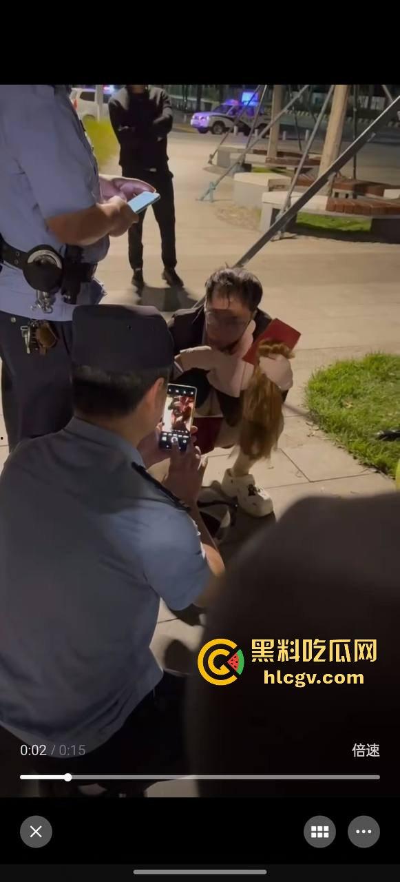 10月27号 广东东莞，假雷厕所偷拍闹剧，大神翻车被抓现行！带着假大雷拍美女大学生，跑得掉吗？