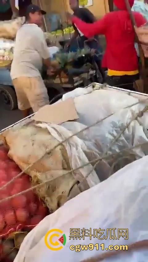 欧洲老白男持刀压迫老实小黑，拿到吓唬人，不料大老黑给逼急了，狗急跳墙抄起大木棍一棒子反杀！