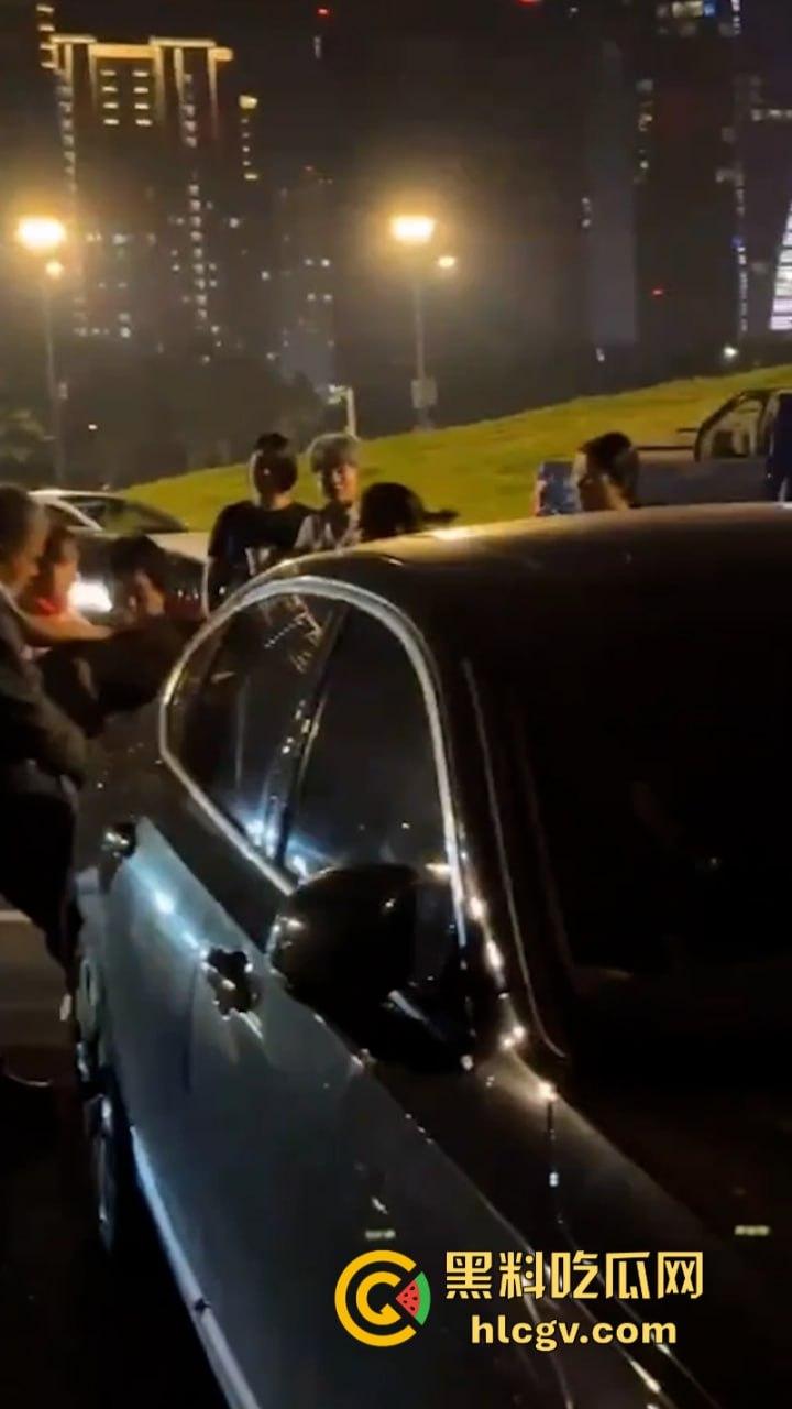 福州女子给已婚男发暧昧信息天天发骚 全家总动员婆媳联手抓小三  打成狗了这是！