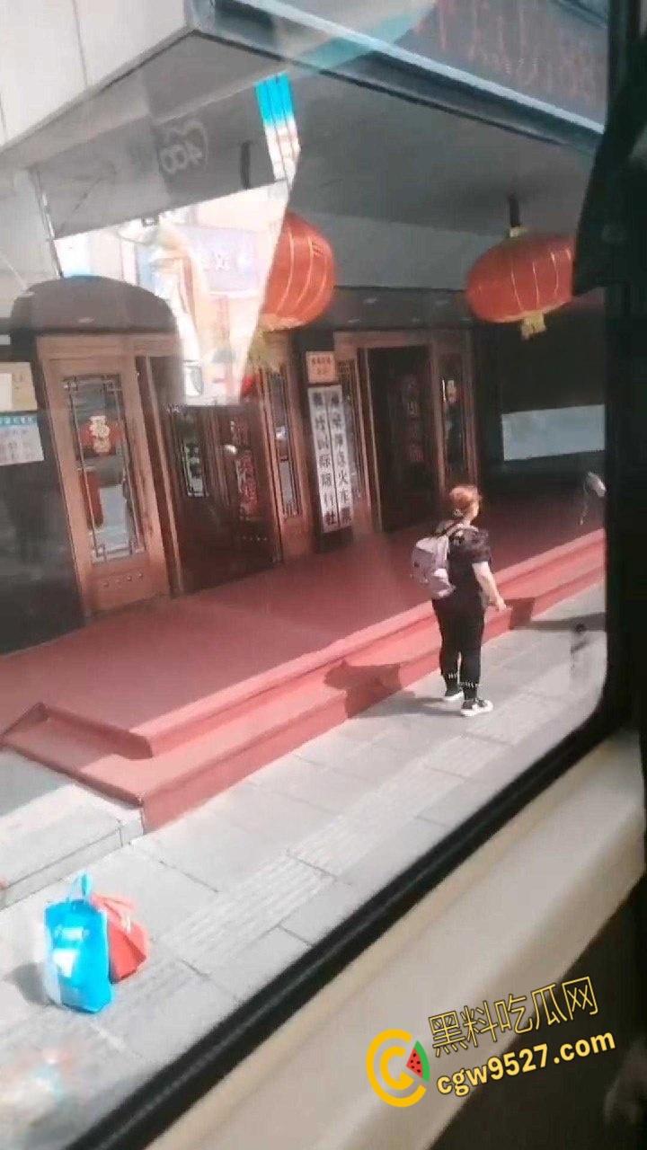 黑龙江鸡西一名女子想借网贷，做鼻子整容竟打自己老母，真白养了，群众直呼喂出个白眼狼！