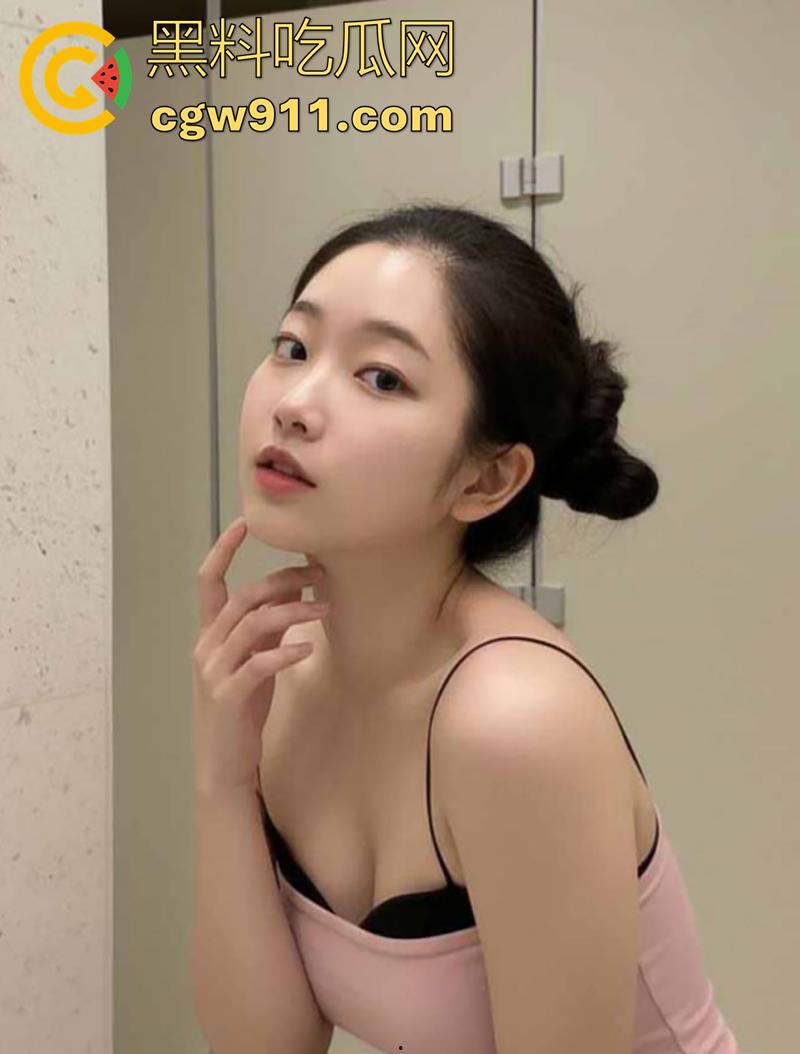 广西梧州学院，清纯学妹【颜思妤】，十一约炮被大屌体育生，被无套爆操，欲求不满的小母狗眼神勾魂妩媚！