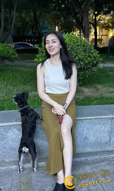 帮小姨取快递，反差姨子情趣红丝肚兜勾引，趁姐夫上班乱伦偷情，丝袜蹭屌足交，无套内射淫叫不止！