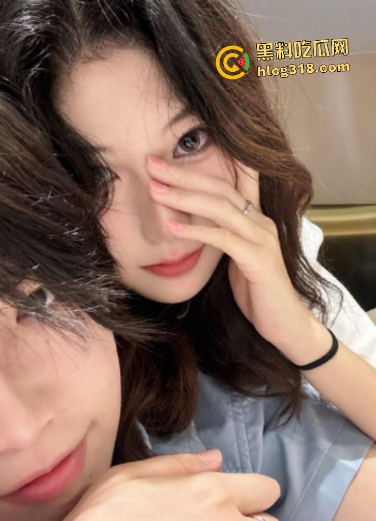 南京超高颜值女大【李婉晴】娇嫩身材被男友调教，透明服装抹精油，口爆足交样样精通！