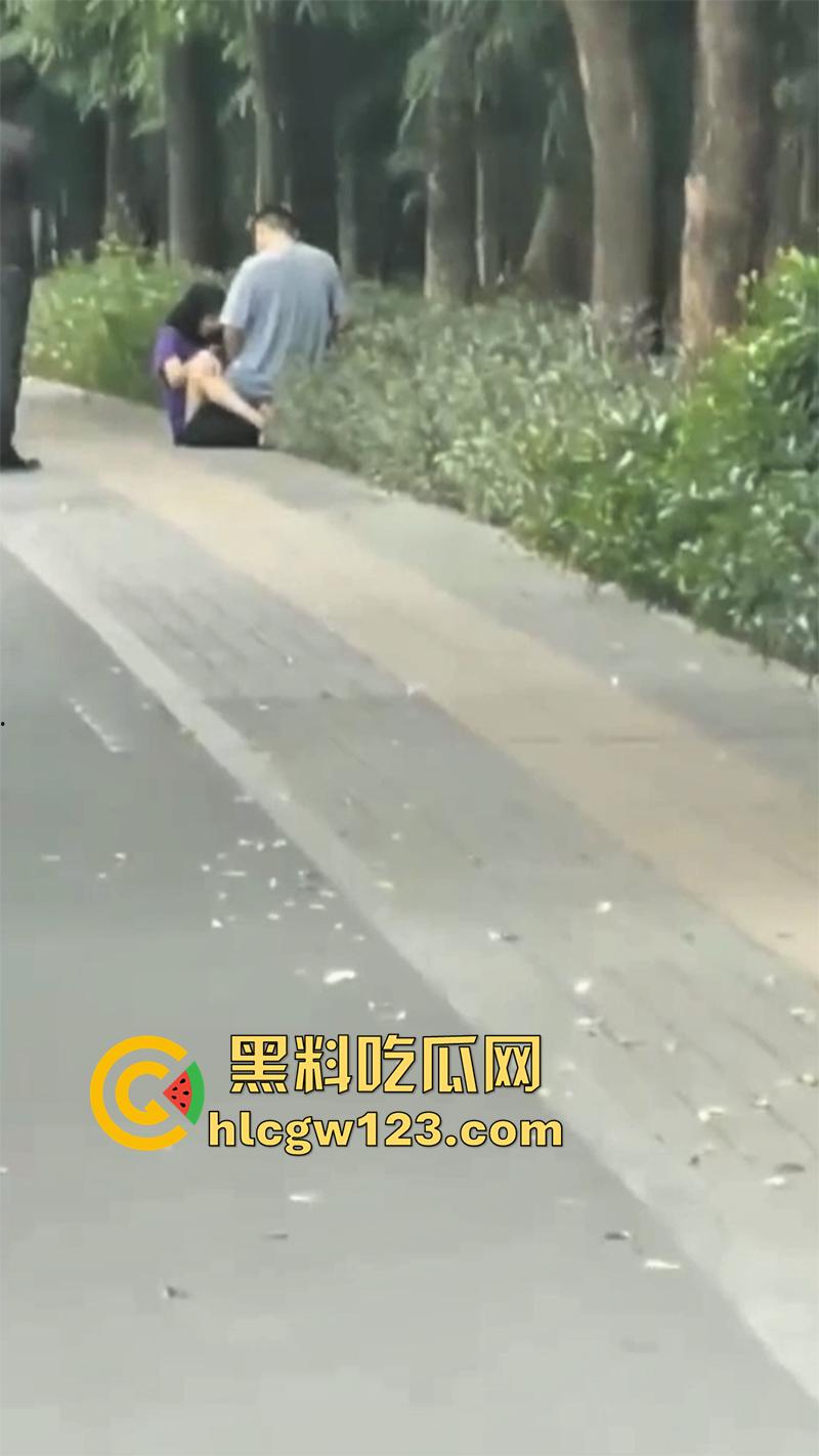 浙江情侣街边做爱，无视行人当街啪啪，还有一男子直接就站旁边看，玩的真够大胆的！