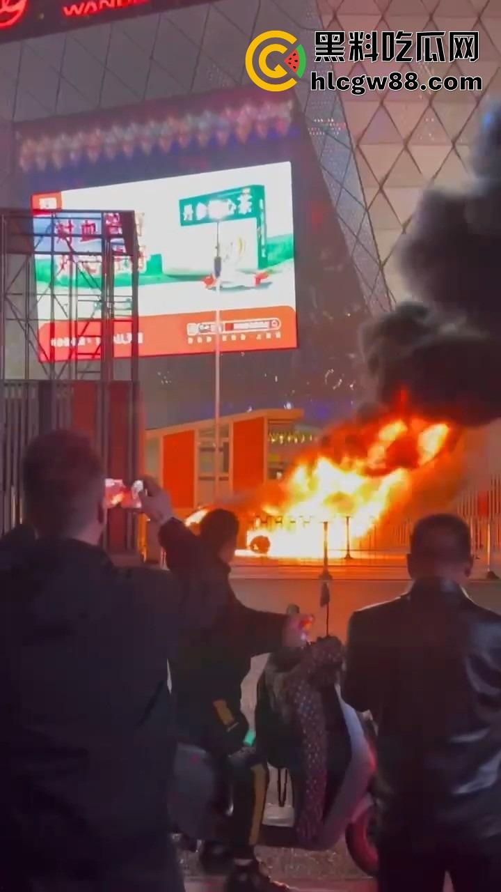 广州南村万博警车大火狂烧成火球，现场围满吃瓜群众狂拍视频，这火势真是牛逼大了！