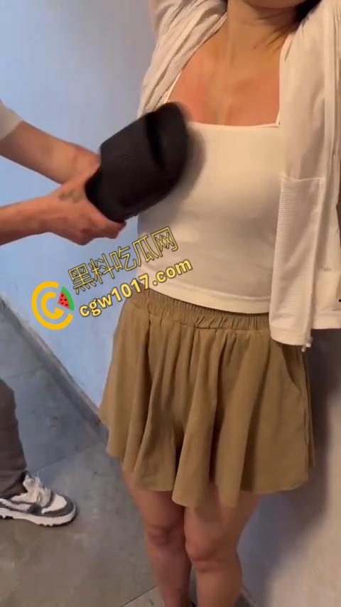 直播惨烈SHOW：网红女主播打奶惩罚！雪白嫩肉遭拖鞋撕心裂肺拍打，嗷嗷直叫悬泪，观众疯狂！