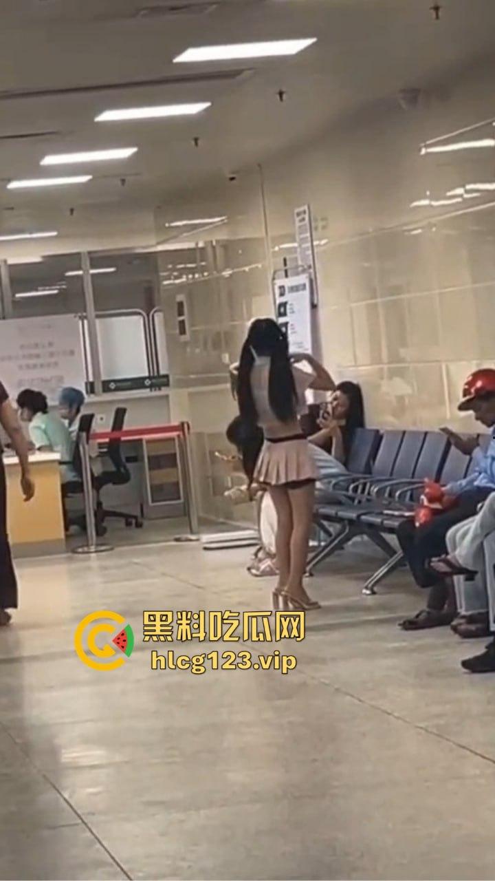 精神病女在医院狂骚！穿得跟没穿一样，过道上跳得骚气冲天，围观群众全程傻眼！